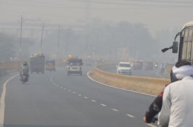 राजधानी दिल्ली में दम घोंटू हो रही हवा: वायु गुणवत्ता बेहद खराब श्रेणी में